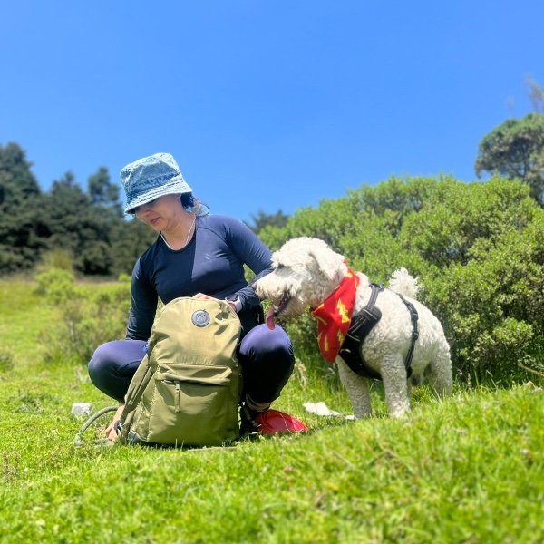 Mujer con su perro blanco en el bosque