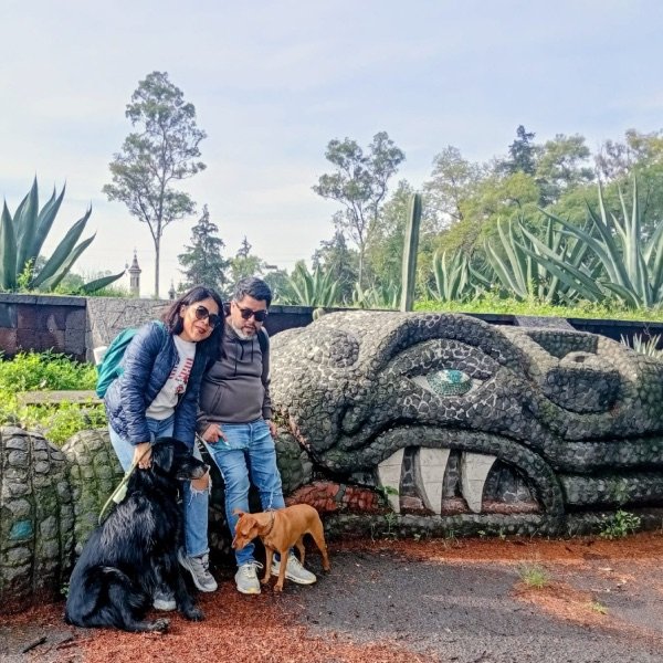 Pareja feliz con sus perros en las serpientes de Chapultepec