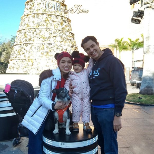 Familia feliz con su perro en un paseo en Polanco