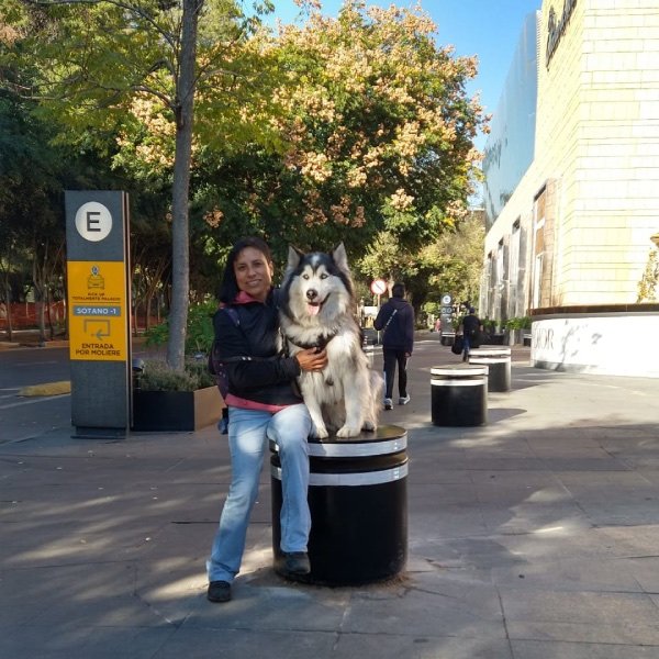 Mujer feliz con su perro Huski en una caminata por Polanco